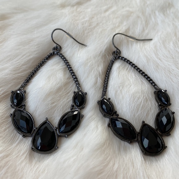 NWOT Black dangling earrings - Picture 3 of 5